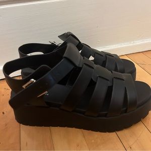 Black, size 10 Soda Fisherman Platform sandals